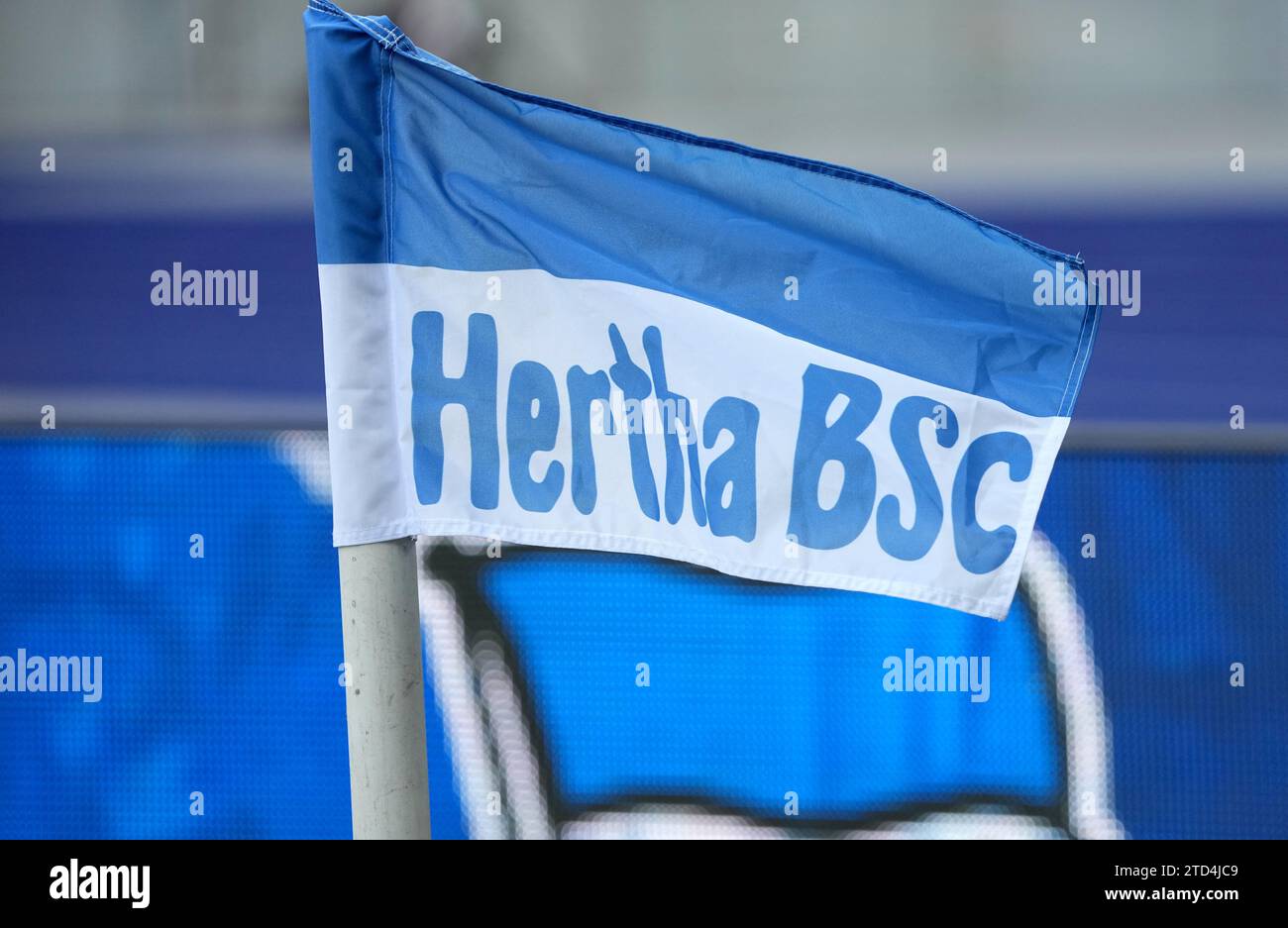 16 dicembre 2023, Berlino: Calcio, Bundesliga 2, Hertha BSC - VfL Osnabrück, giorno 17, Olympiastadion. La bandiera d'angolo con il logo del club. Foto: Soeren Stache/dpa - NOTA IMPORTANTE: In conformità con le norme della DFL German Football League e della DFB German Football Association, è vietato utilizzare o far utilizzare fotografie scattate nello stadio e/o della partita sotto forma di serie di immagini sequenziali e/o di foto simili a video. Foto Stock