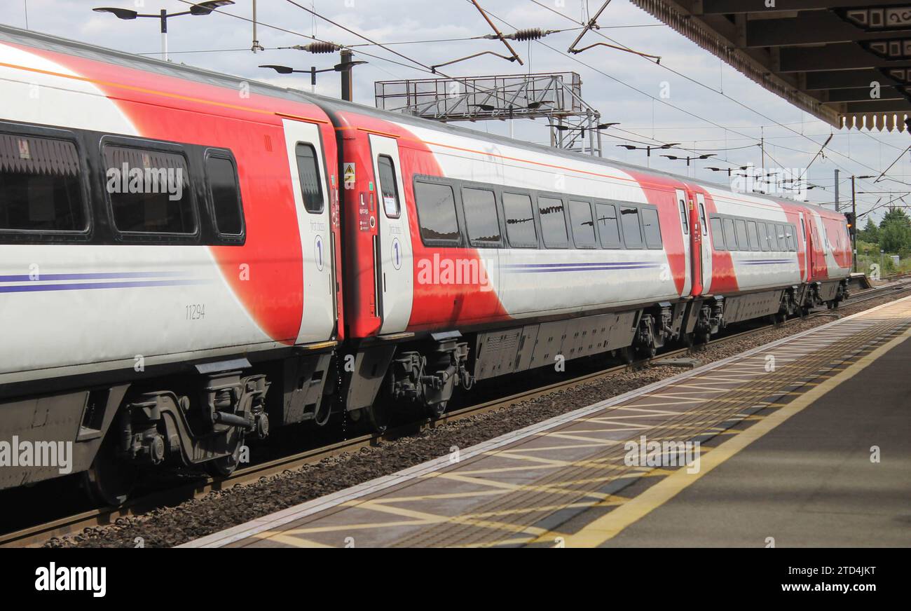 Virgin Trains East Coast 1A34 Leeds - Kings Cross alla stazione di Newark, Inghilterra Foto Stock