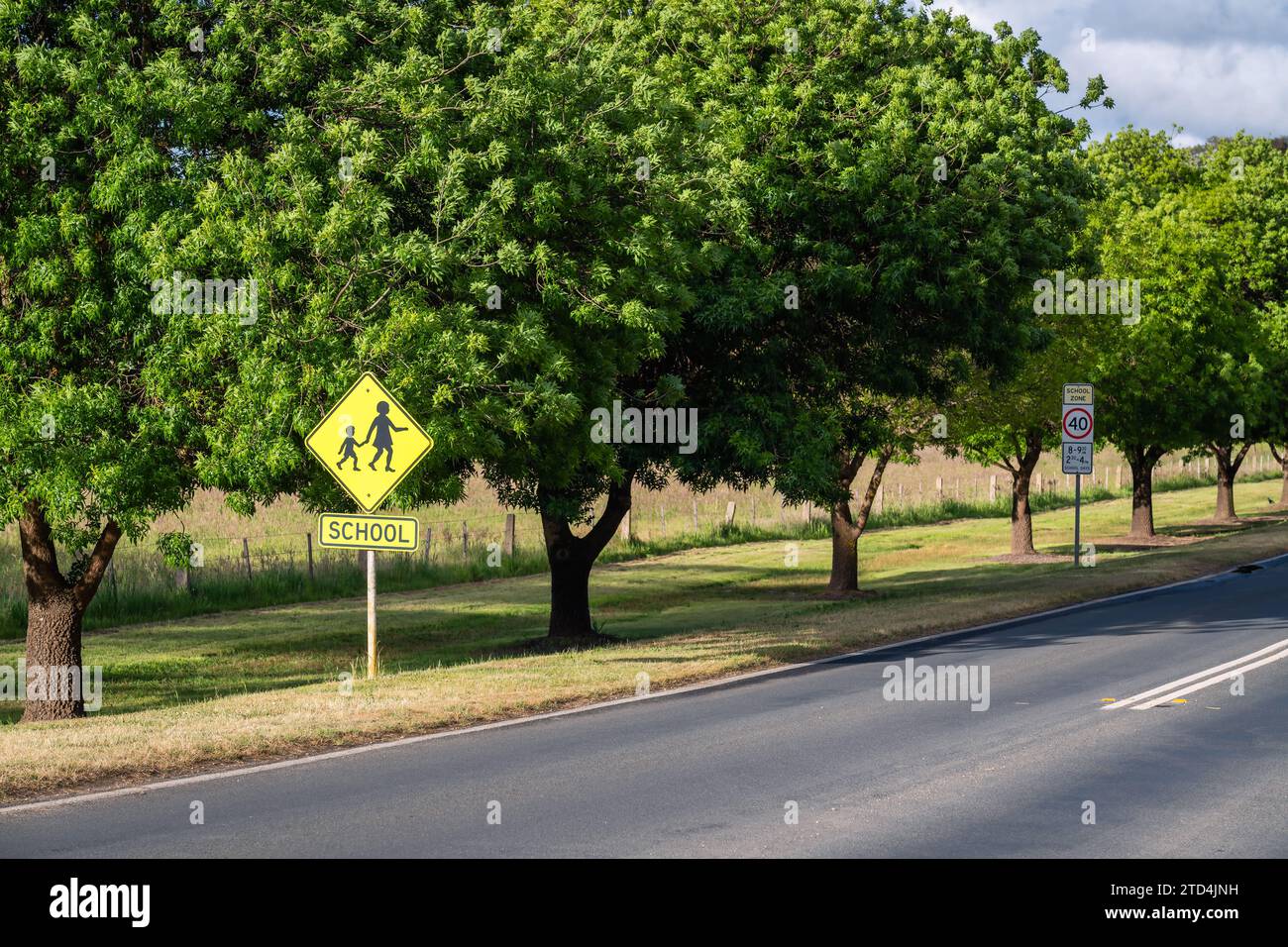 Segnale stradale per la zona scolastica in un giorno nella zona rurale di Victoria, Australia Foto Stock