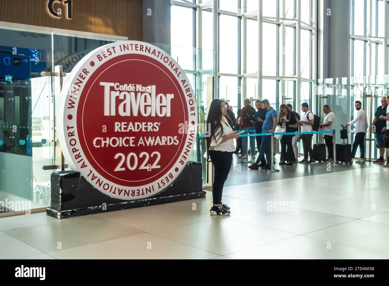 Readers' Choice Awards 2022 - Banner Conde Nast Traveler in mostra all'aeroporto di Istanbul in Turchia Foto Stock