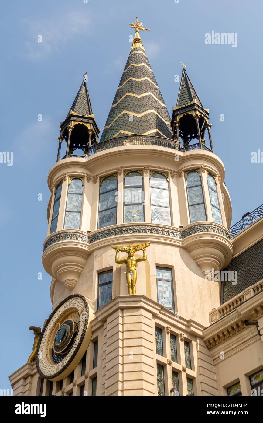 Edificio con orologio astronomico, una torre ricostruita, punto di riferimento a Batumi, Georgia Foto Stock