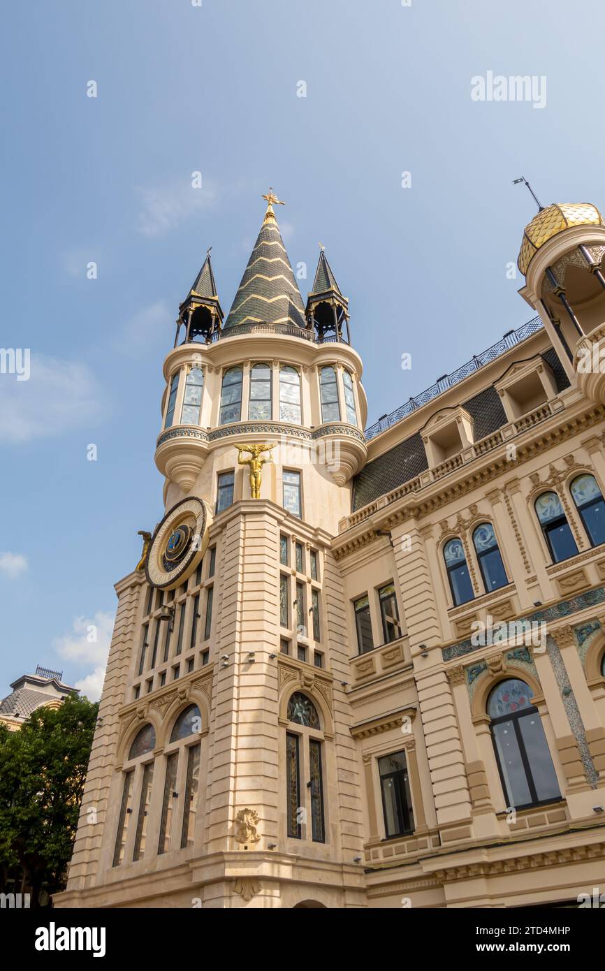 Edificio con orologio astronomico, una torre ricostruita, punto di riferimento a Batumi, Georgia Foto Stock