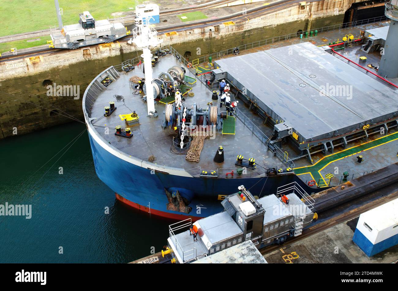 Dettagli della prosa di Tankship con l'equipaggio al lavoro, entrando nelle chiuse del Canale di Miraflores nel Canale di Panama Foto Stock