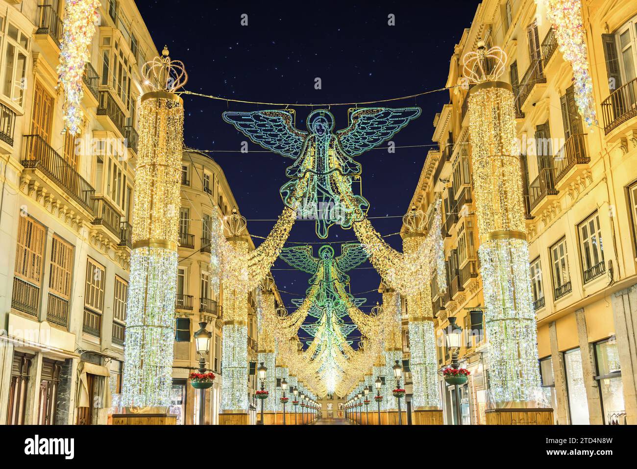 Decorazione Angeli sulle luci di natale in via Marqués de Larios a Malaga, Andalusia, Spagna Foto Stock