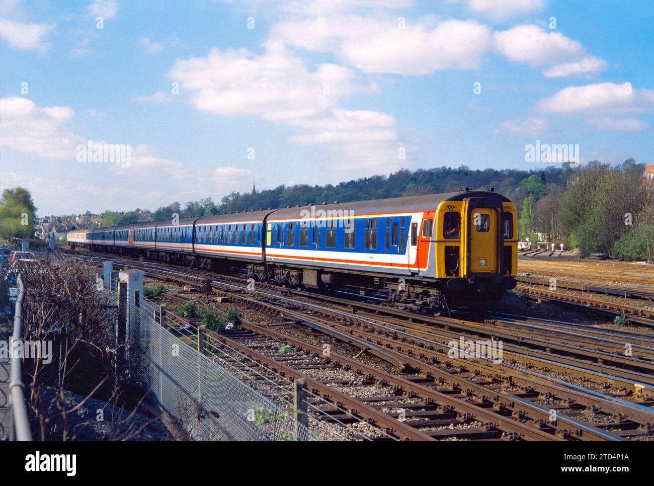 Un treno formato da tre unità multiple elettriche 4-CIG della Classe 421, guidate dal numero 1804, forma un servizio Up Connex South Central che si avvicina a Redhill il 16 aprile 1997. Foto Stock Un treno formato da tre unità multiple elettriche 4-CIG della Classe 421, guidate dal numero 1804, forma un servizio Up Connex South Central che si avvicina a Redhill il 16 aprile 1997. Foto Stock