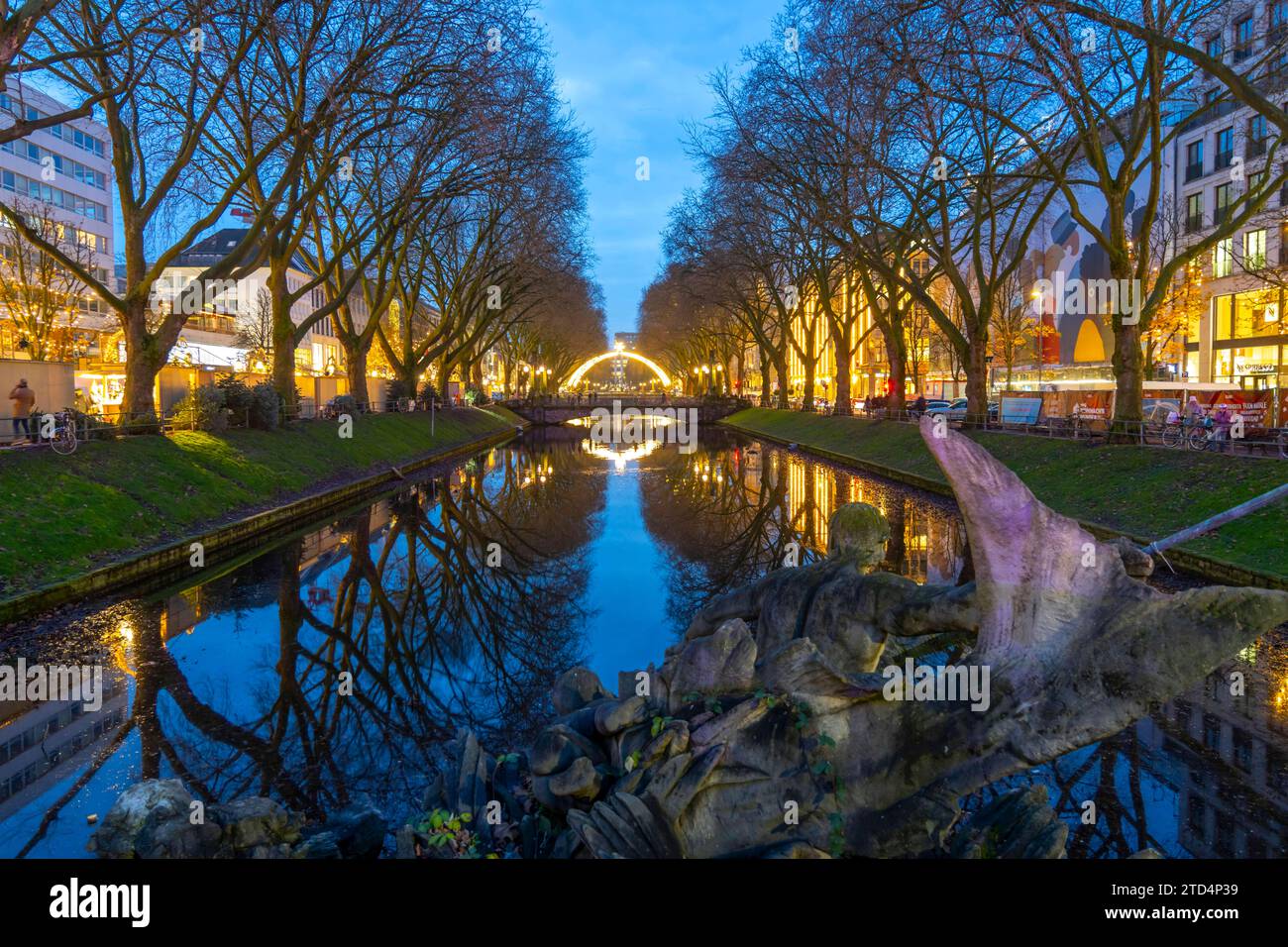 Weihnachtsmarkt, an der Königsallee, Kö, Stadtgraben Teich