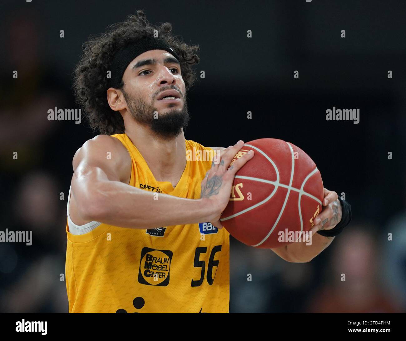 15 dicembre 2023, Amburgo: Pallacanestro: Bundesliga, giorno 11, round principale, Hamburg Towers - Walter Tigers Tübingen, nell'Arena edel-optics.de. Jhivvan Jackson di Tübingen in azione. Foto: Marcus Brandt/dpa Foto Stock