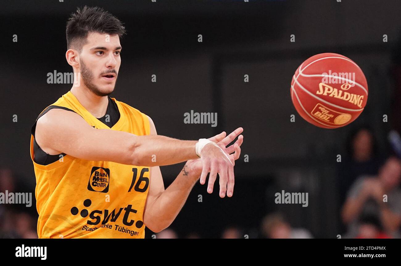 15 dicembre 2023, Amburgo: Pallacanestro: Bundesliga, giorno 11, round principale, Hamburg Towers - Walter Tigers Tübingen, nell'Arena edel-optics.de. Georgios Kalaitzakis di Tübingen in azione. Foto: Marcus Brandt/dpa Foto Stock