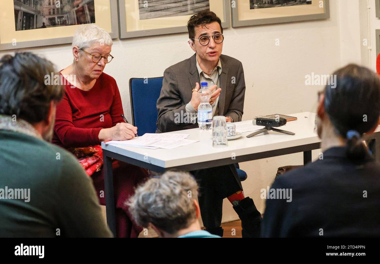 16 dicembre 2023, Brema: Masha Gessen (2° da destra), pubblicista statunitense, interviene alla presentazione del Premio Hannah Arendt nella sala eventi F61. L'evento originariamente previsto per venerdì con la presentazione del premio a Masha Gessen si è svolto su scala più piccola. Questa fu la reazione degli organizzatori al ritiro delle fondazioni Heinrich Böll dai governi federale e statale dalla cerimonia di premiazione al Senato di Brema. Foto: Focke Strangmann/dpa Foto Stock