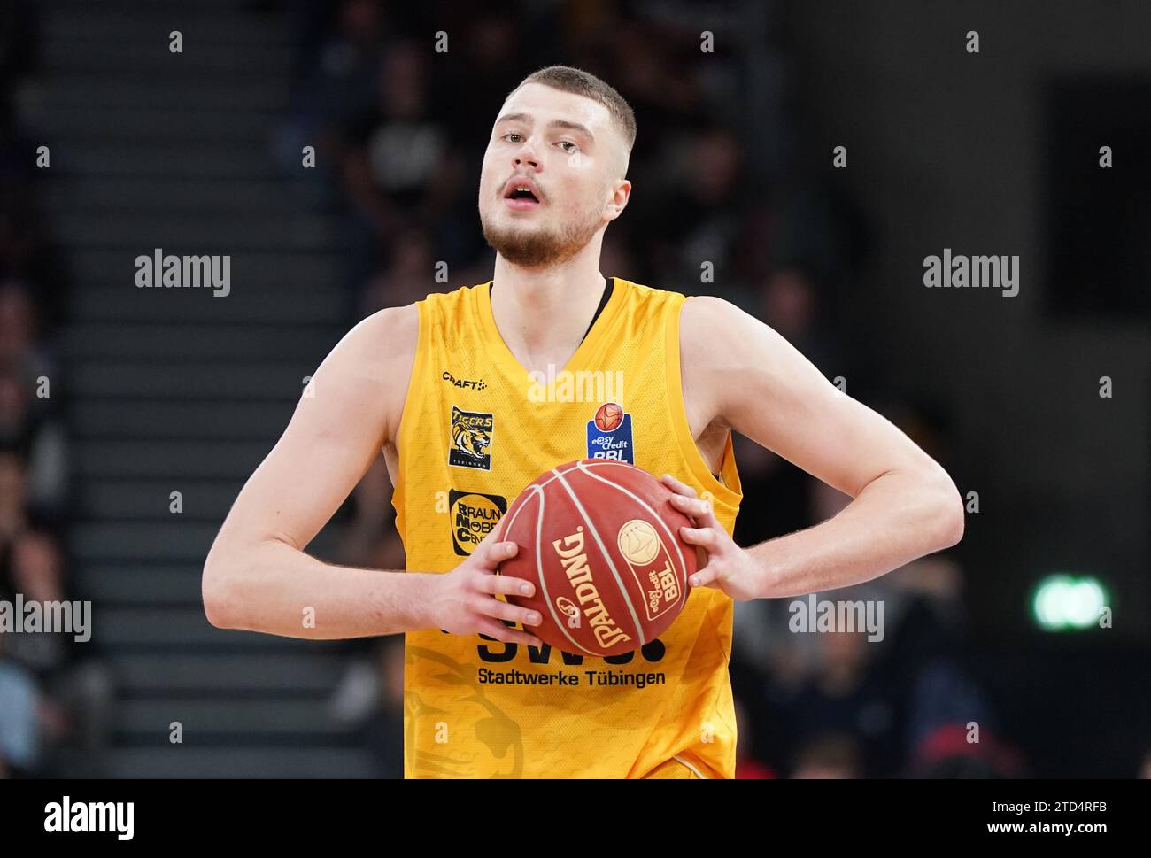 15 dicembre 2023, Amburgo: Pallacanestro: Bundesliga, giorno 11, round principale, Hamburg Towers - Walter Tigers Tübingen, nell'Arena edel-optics.de. Kriss Helmanis di Tübingen in azione. Foto: Marcus Brandt/dpa Foto Stock