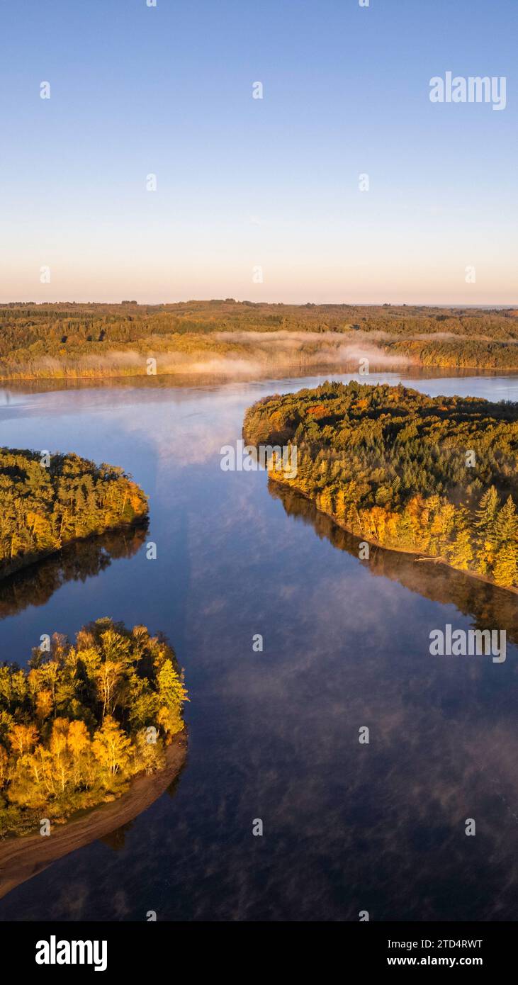 Vista aerea verticale del Lac de Saint Pardoux all'alba in autunno con nebbia e specchi d'acqua Foto Stock