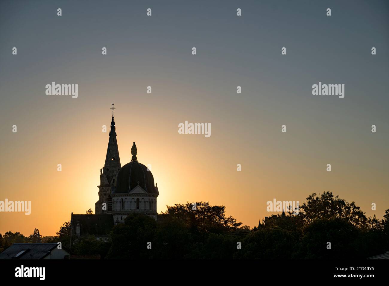 Sun Behind Chateauroux Church Without Nuouds, Indre, Francia Foto Stock
