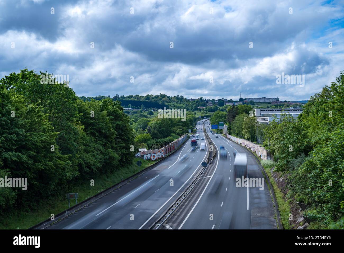 Autostrada A20 Limoges Trafic con sole, nuvole, ombre e alberi verdi Foto Stock