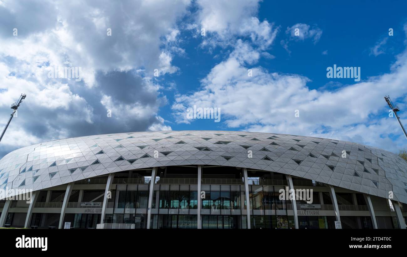 Stadio di calcio Limoges durante il giorno con cielo blu e riflessi del sole Foto Stock