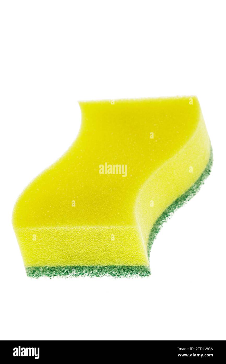 Primo piano di un panno di pulizia giallo isolato su uno sfondo bianco con spazio per la copia Foto Stock