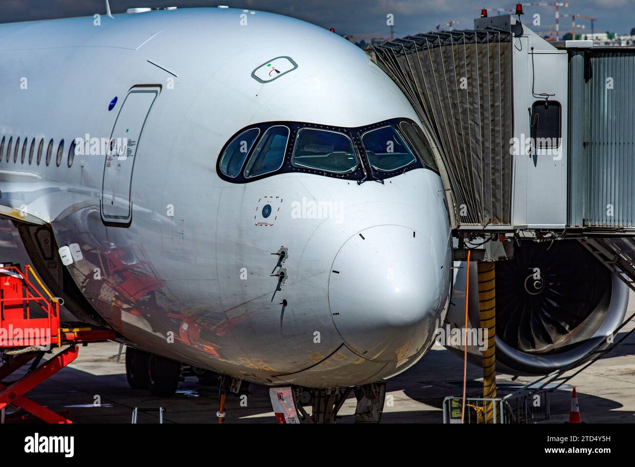 Fusoliera di un Airbus A350-900, si tratta di un aeromobile a fusoliera larga di nuova generazione, ideale per viaggi a lungo raggio, parcheggiato e imbarcato dai passeggeri. Foto Stock