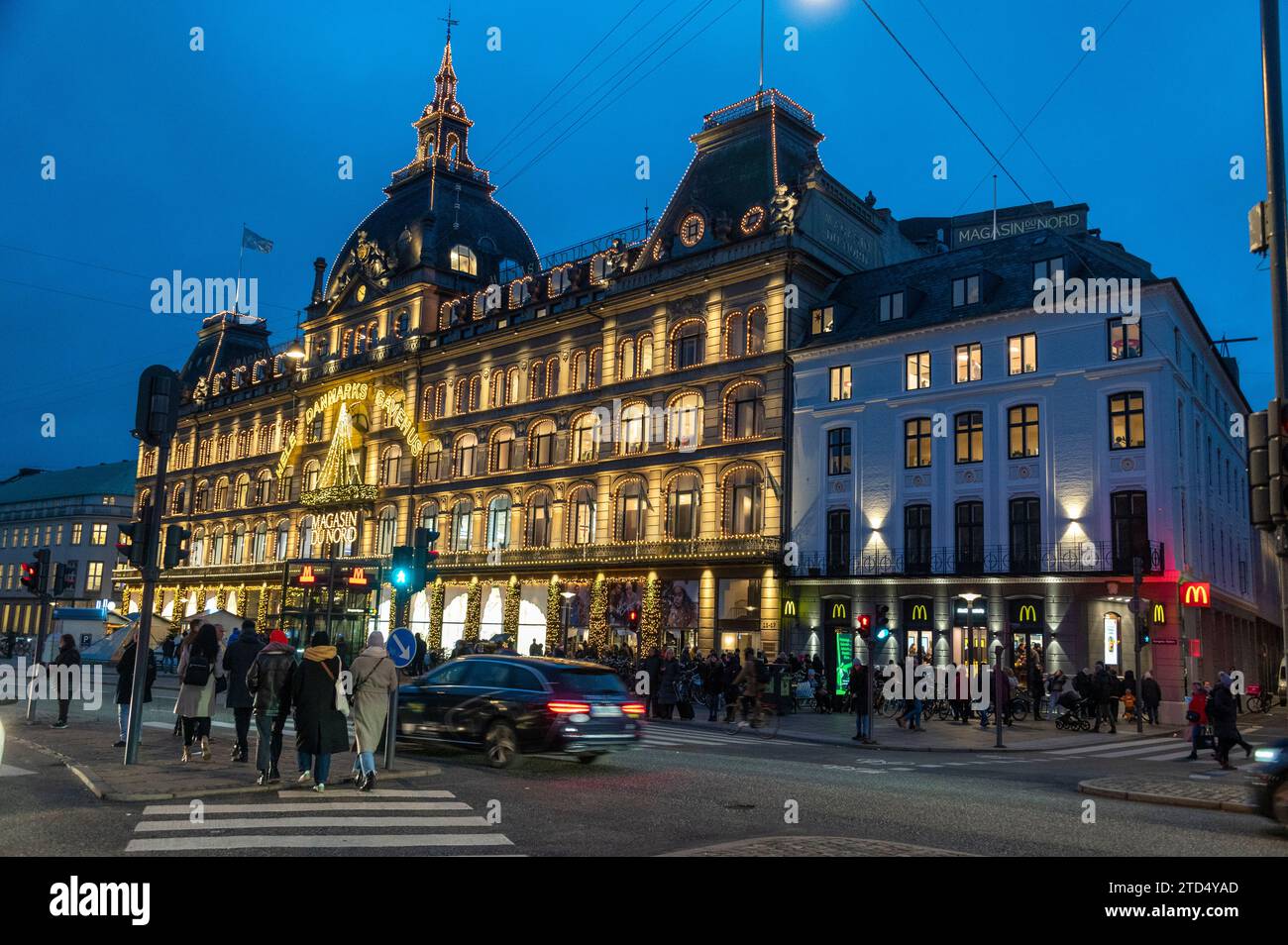 Le luci natalizie illuminano Envii - Magasin - un grande negozio di negozi vicino alla grande rotatoria, Kongens Nytorv (Piazza nuova del Re) nei pressi di Foto Stock