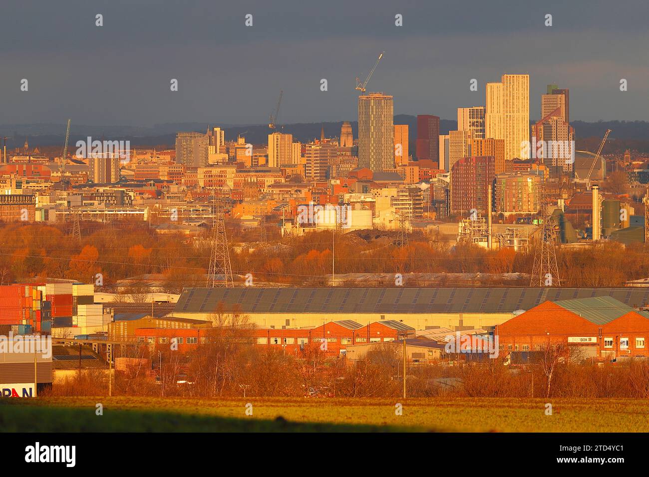 Una vista degli alti edifici della sezione Arena Quarter del Leeds City Centre da una distanza di 5 miglia Foto Stock