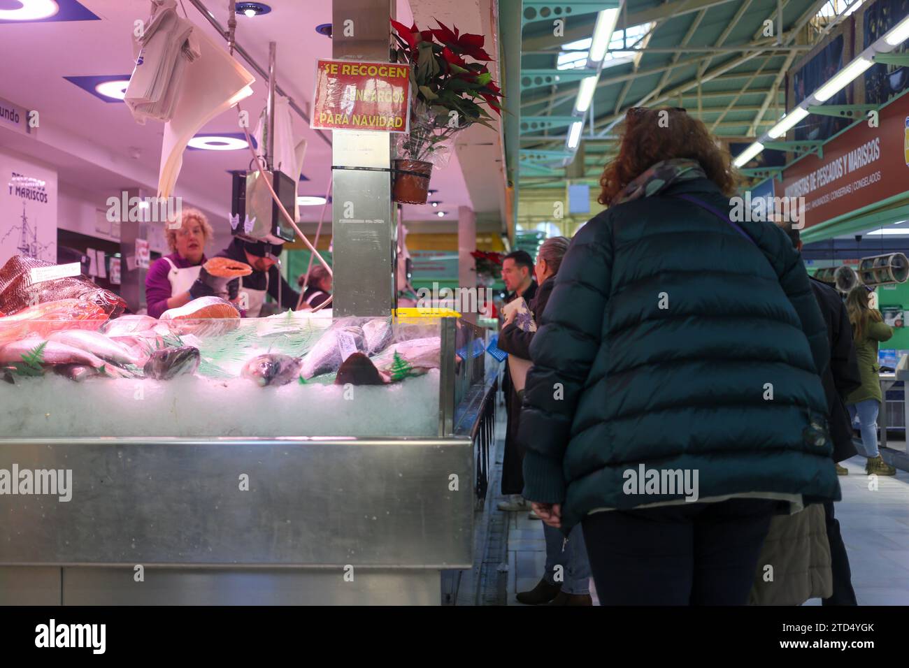 Oviedo, Spagna, 16 dicembre 2023: Diverse persone fanno la fila al pescivendolo durante Oviedo si prepara per Natale, il 16 dicembre 2023, al mercato delle Fontane, Oviedo, Spagna. (Immagine di credito: © Alberto Brevers/Pacific Press via ZUMA Press Wire) SOLO USO EDITORIALE! Non per USO commerciale! Crediti: ZUMA Press, Inc./Alamy Live News Foto Stock