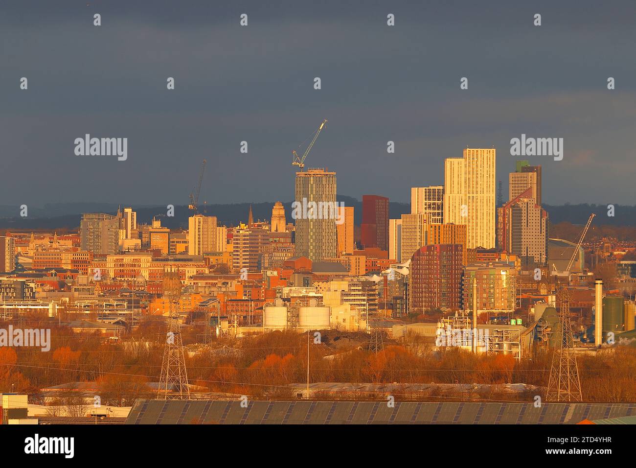 Una vista degli alti edifici della sezione Arena Quarter del Leeds City Centre da una distanza di 5 miglia Foto Stock