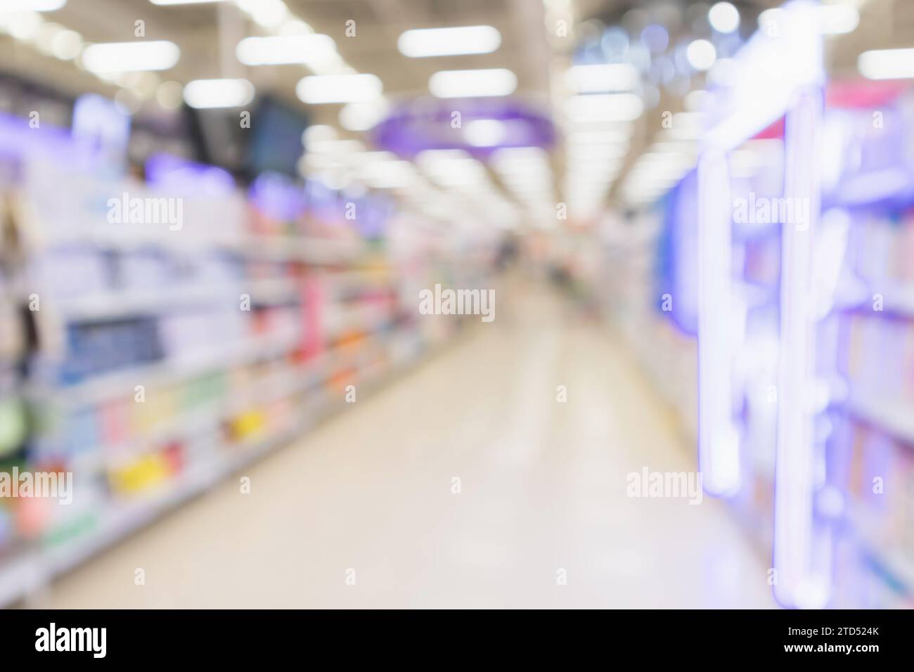 Astratto sfocatura supermercato discount negozio corridoio e scaffali di prodotto interno sfondo sfocato Foto Stock
