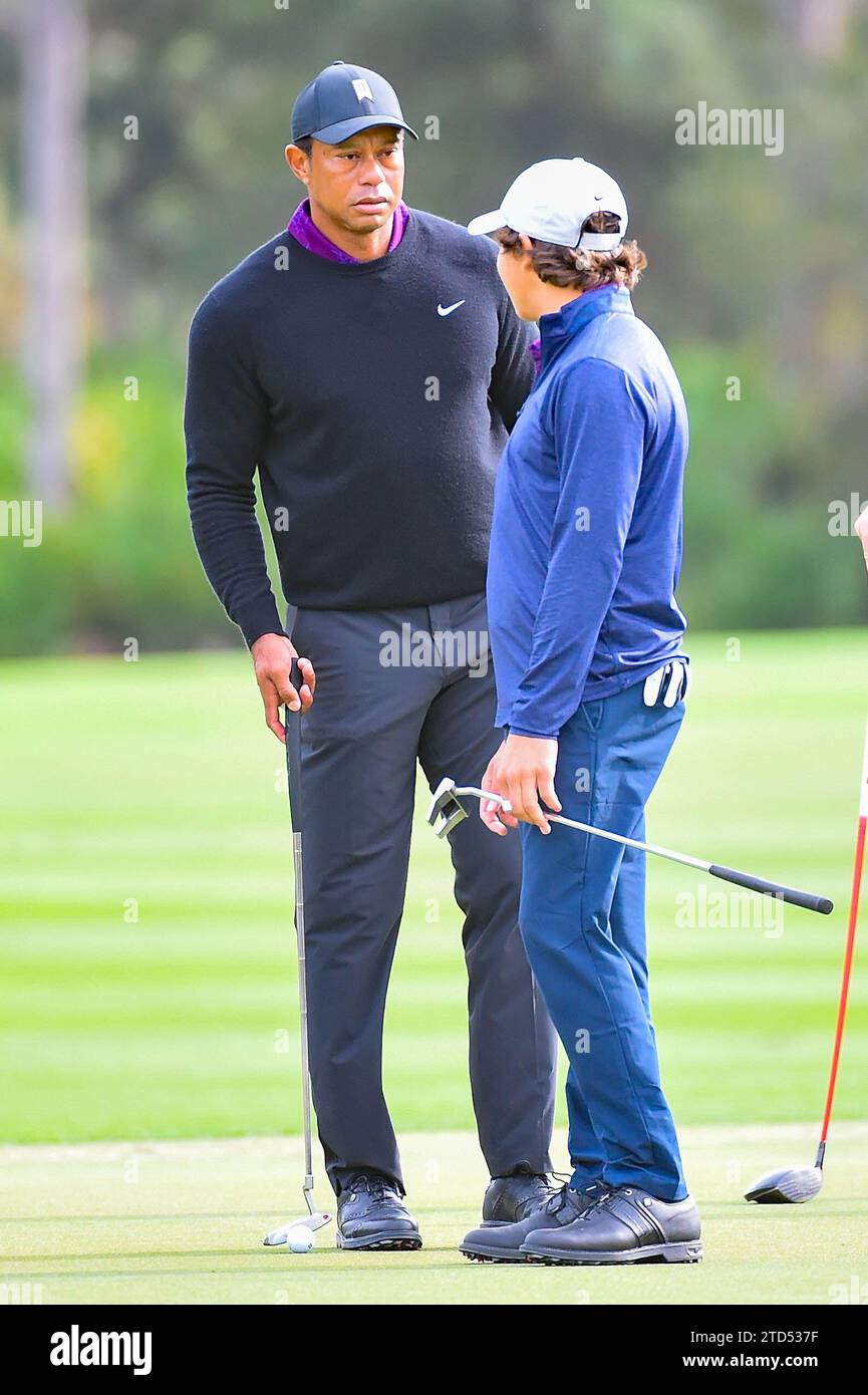 ORLANDO, FL - Tiger e Charlie Woods parlano durante la gara pro-am del campionato PNC al Ritz-Carlton Golf Club di Orlando. (Foto di Rick Munroe/Sipa USA) Foto Stock