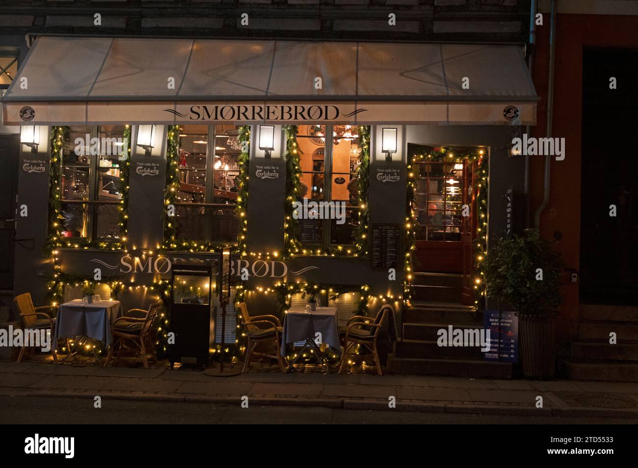 Un ristorante di specialità Smorrebrod nel popolare quartiere turistico di Nyhavn, parte del Julemarked, (mercato di Natale) con i suoi ristoranti un'anima aperta Foto Stock