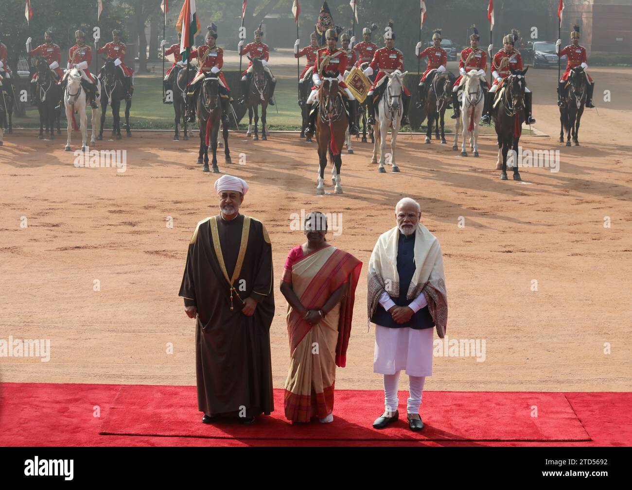 Il sultano dell'Oman Haitham bin Tarik (L), il presidente indiano Droupadi Murmu (C) e il primo ministro indiano Narendra modi (R) visti durante il ricevimento cerimoniale presso il piazzale del posto presidenziale (Rashtrapati Bhawan) a nuova Delhi. Il sultano dell'Oman Haithm bin Tarik è in visita di stato di tre giorni in India. Foto Stock