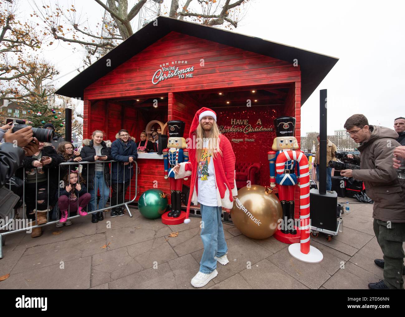 Londra, Regno Unito. 16 dicembre 2023. Sam Ryder ha fatto una performance pop-up della sua traccia originale di Amazon Music "You're Christmas to me" sul Southbank questo sabato. La pista è attualmente in corsa per essere un concorrente deciso per Natale n.1. Cristina Massei/Alamy Live News Foto Stock