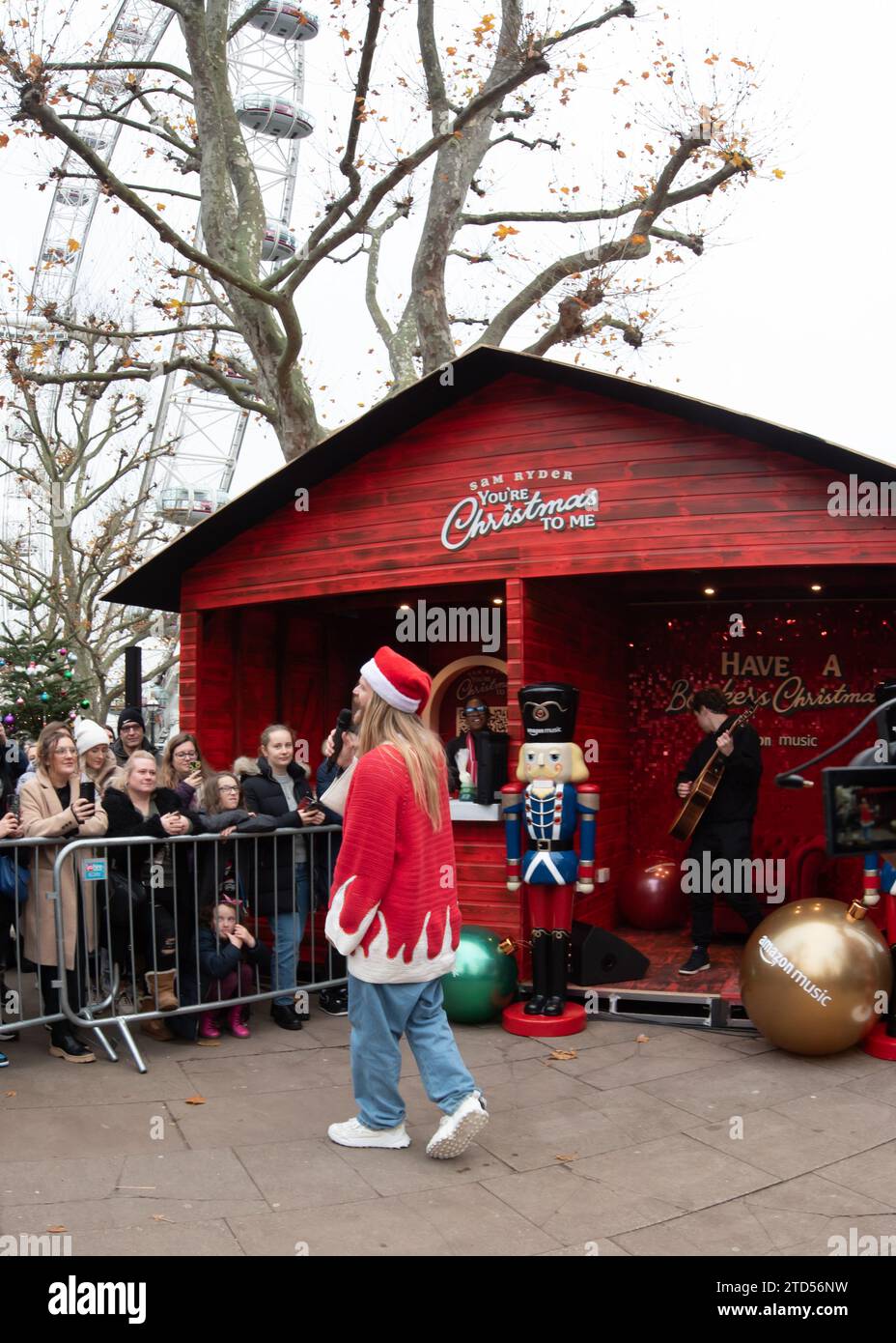 Londra, Regno Unito. 16 dicembre 2023. Sam Ryder ha fatto una performance pop-up della sua traccia originale di Amazon Music "You're Christmas to me" sul Southbank questo sabato. La pista è attualmente in corsa per essere un concorrente deciso per Natale n.1. Cristina Massei/Alamy Live News Foto Stock