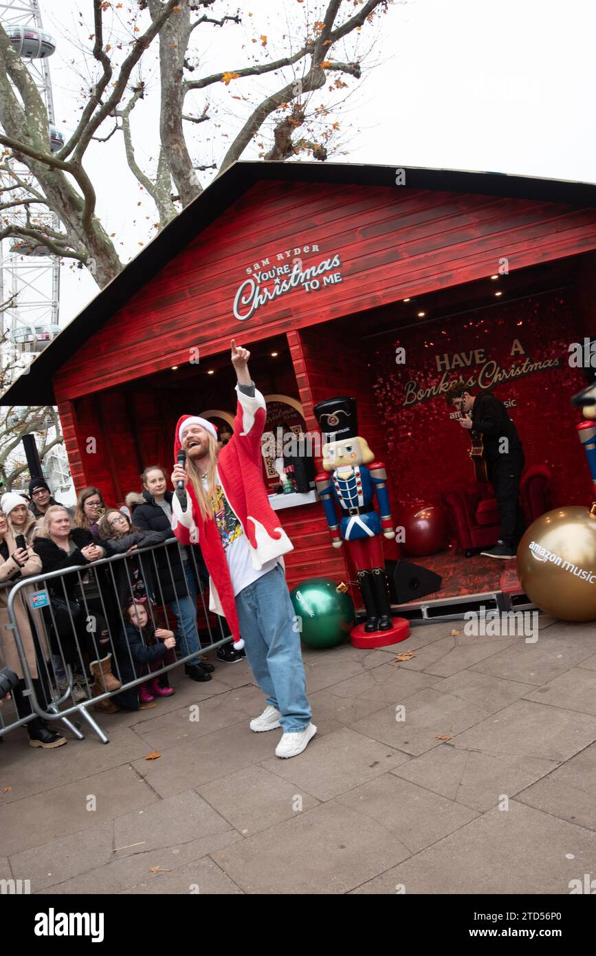Londra, Regno Unito. 16 dicembre 2023. Sam Ryder ha fatto una performance pop-up della sua traccia originale di Amazon Music "You're Christmas to me" sul Southbank questo sabato. La pista è attualmente in corsa per essere un concorrente deciso per Natale n.1. Cristina Massei/Alamy Live News Foto Stock