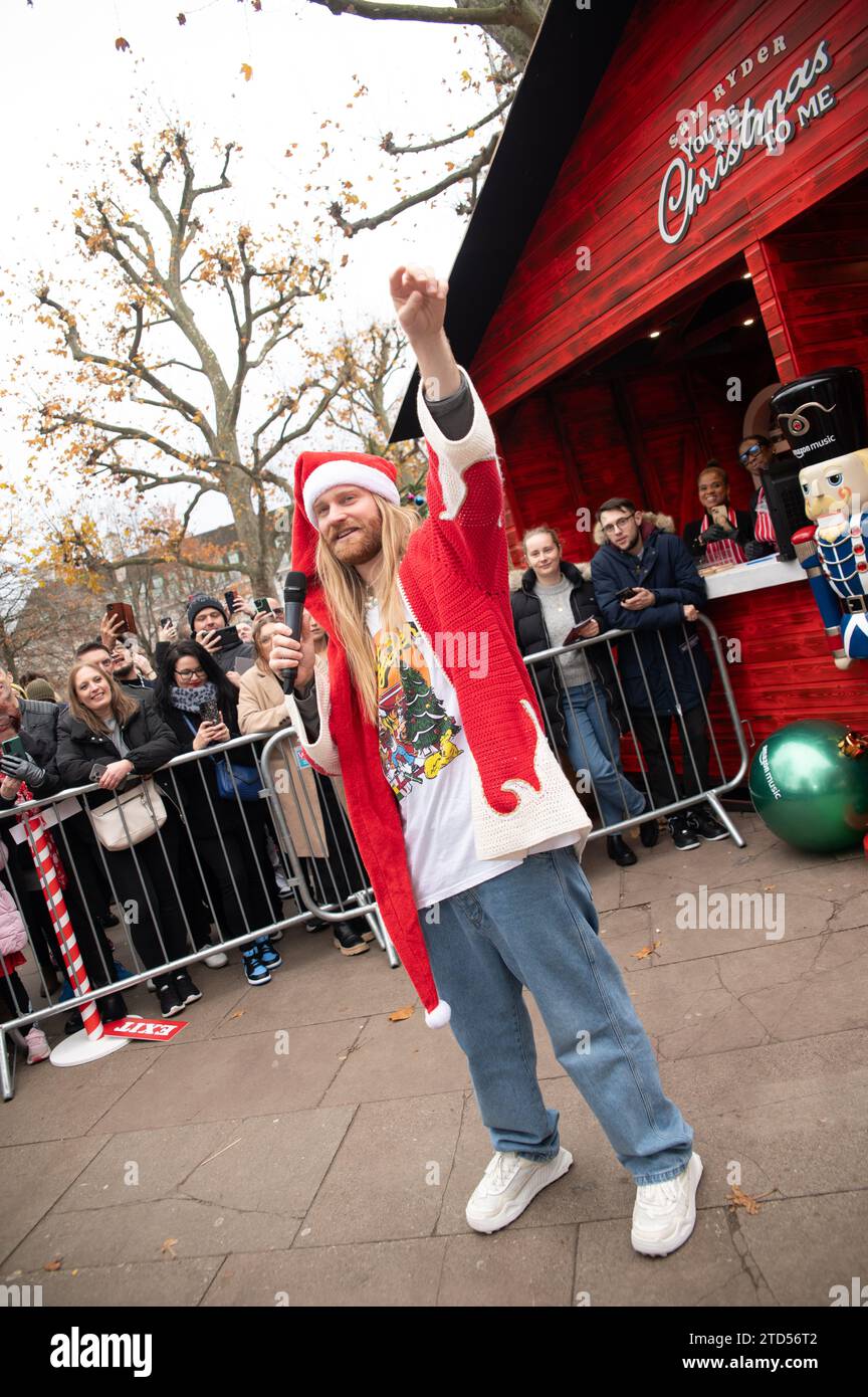 Londra, Regno Unito. 16 dicembre 2023. Sam Ryder ha fatto una performance pop-up della sua traccia originale di Amazon Music "You're Christmas to me" sul Southbank questo sabato. La pista è attualmente in corsa per essere un concorrente deciso per Natale n.1. Cristina Massei/Alamy Live News Foto Stock