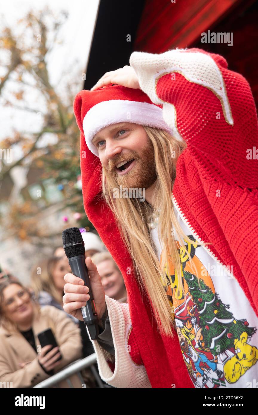 Londra, Regno Unito. 16 dicembre 2023. Sam Ryder ha fatto una performance pop-up della sua traccia originale di Amazon Music "You're Christmas to me" sul Southbank questo sabato. La pista è attualmente in corsa per essere un concorrente deciso per Natale n.1. Cristina Massei/Alamy Live News Foto Stock