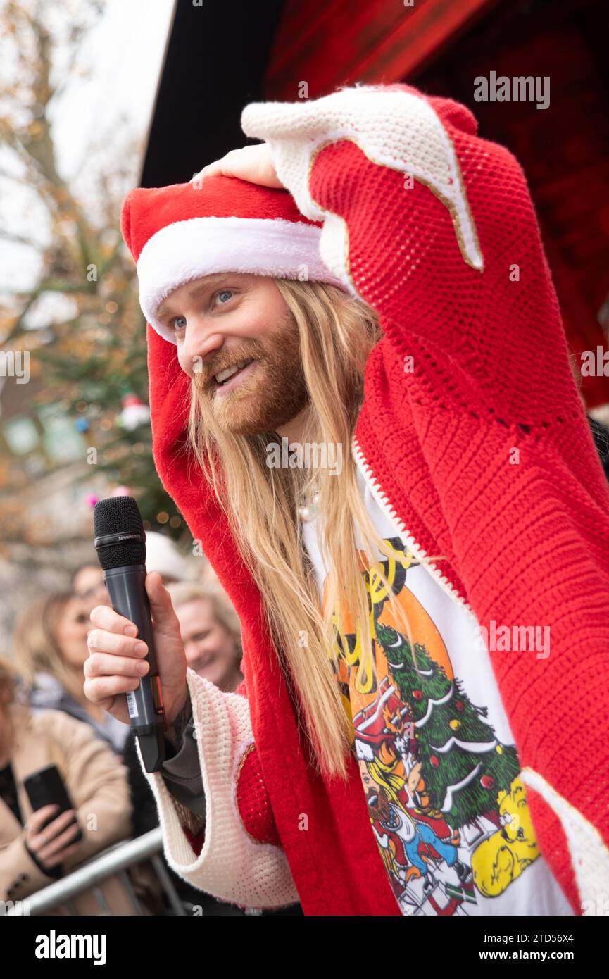 Londra, Regno Unito. 16 dicembre 2023. Sam Ryder ha fatto una performance pop-up della sua traccia originale di Amazon Music "You're Christmas to me" sul Southbank questo sabato. La pista è attualmente in corsa per essere un concorrente deciso per Natale n.1. Cristina Massei/Alamy Live News Foto Stock