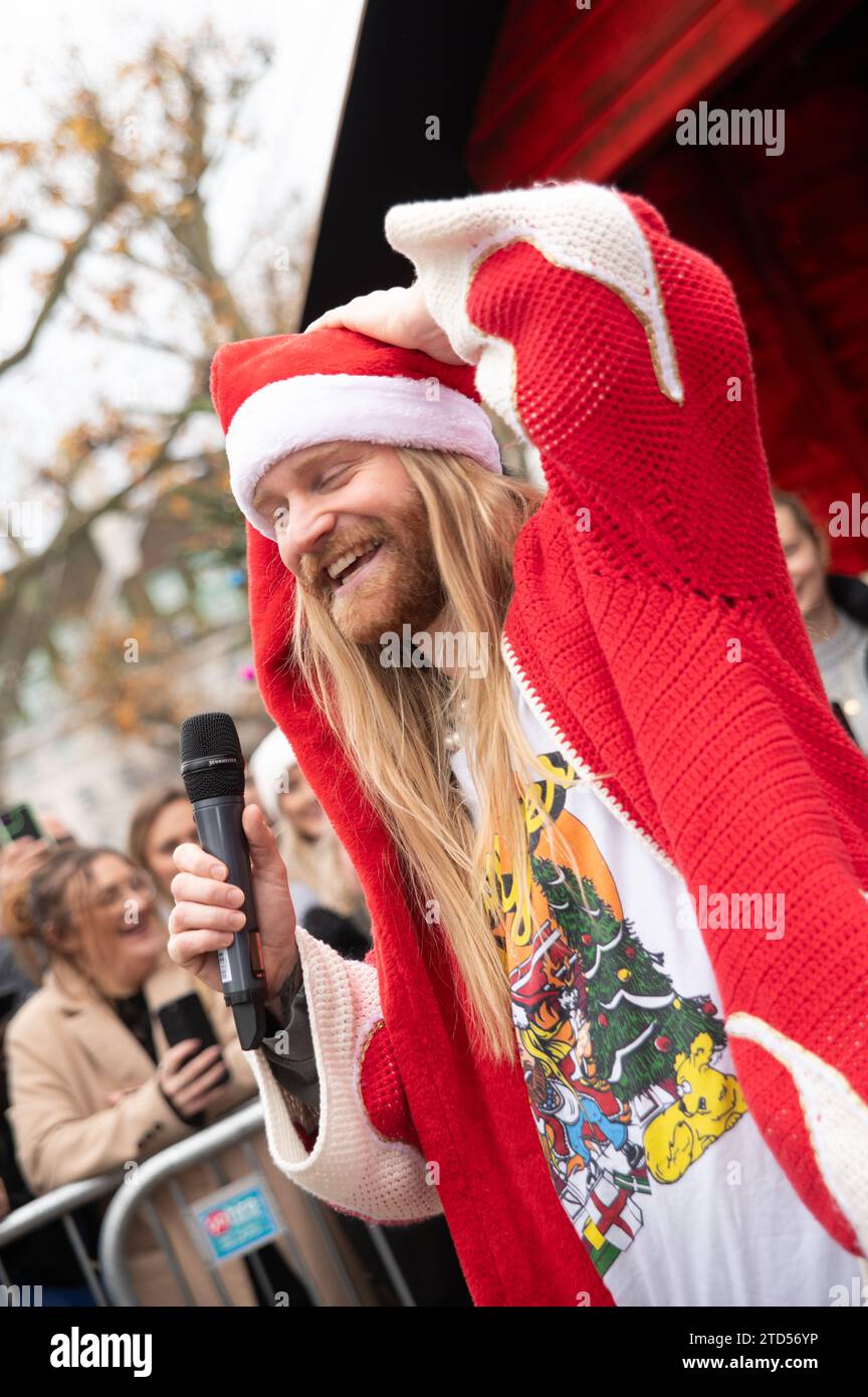 Londra, Regno Unito. 16 dicembre 2023. Sam Ryder ha fatto una performance pop-up della sua traccia originale di Amazon Music "You're Christmas to me" sul Southbank questo sabato. La pista è attualmente in corsa per essere un concorrente deciso per Natale n.1. Cristina Massei/Alamy Live News Foto Stock