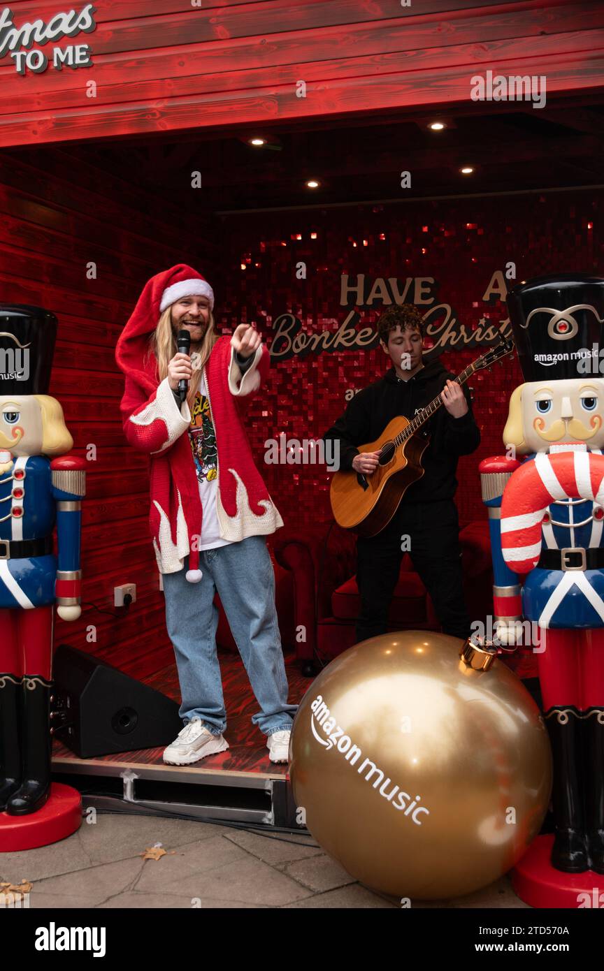 Londra, Regno Unito. 16 dicembre 2023. Sam Ryder ha fatto una performance pop-up della sua traccia originale di Amazon Music "You're Christmas to me" sul Southbank questo sabato. La pista è attualmente in corsa per essere un concorrente deciso per Natale n.1. Cristina Massei/Alamy Live News Foto Stock