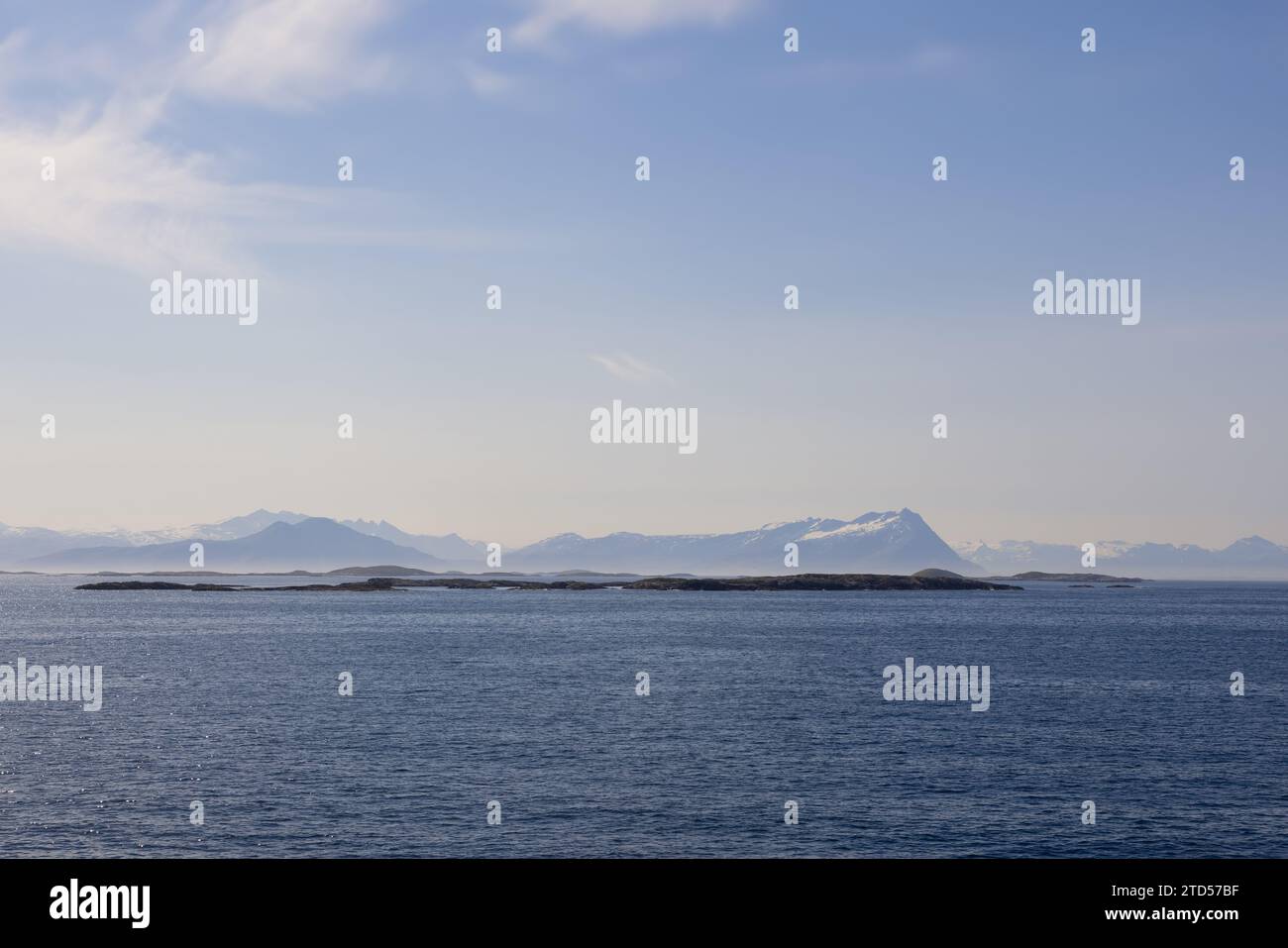 Un'affascinante vista estiva catturata a bordo di un traghetto durante il viaggio verso l'isola di Lofoten, in Norvegia, che mostra il tranquillo Mare del Nord Foto Stock