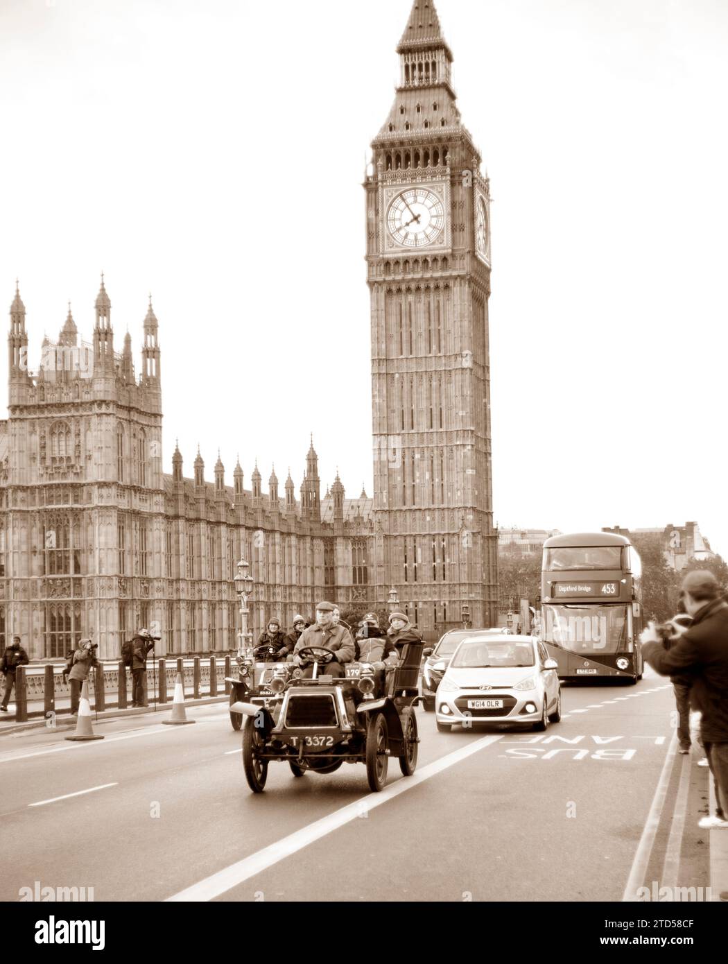 Sepia Tone Entrant 179 1903 Panhard et Levassor sul Westminster Bridge di Londra per la corsa automobilistica Veteran Car Run di Brighton Foto Stock
