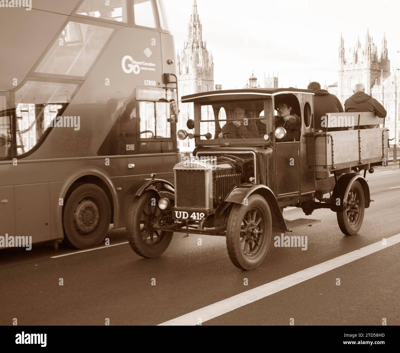 Camion Morris veterano Sepia Tone sul Westminster Bridge di Londra fino alla corsa automobilistica Veteran Car Run di Brighton Foto Stock