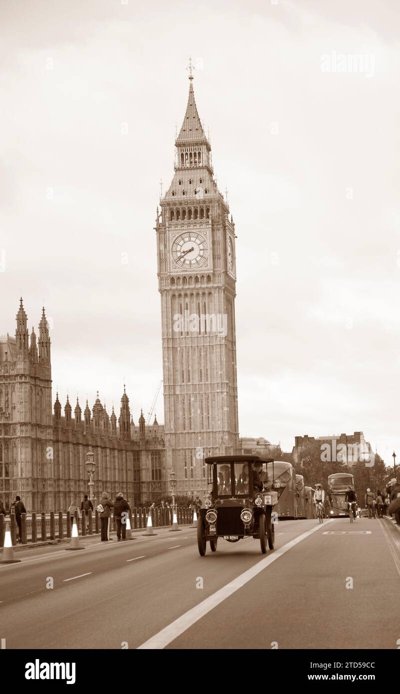 Sepia Tone Entrant 342 1904 White (Steam) sul Westminster Bridge di Londra per la corsa di auto veterane di Brighton Foto Stock