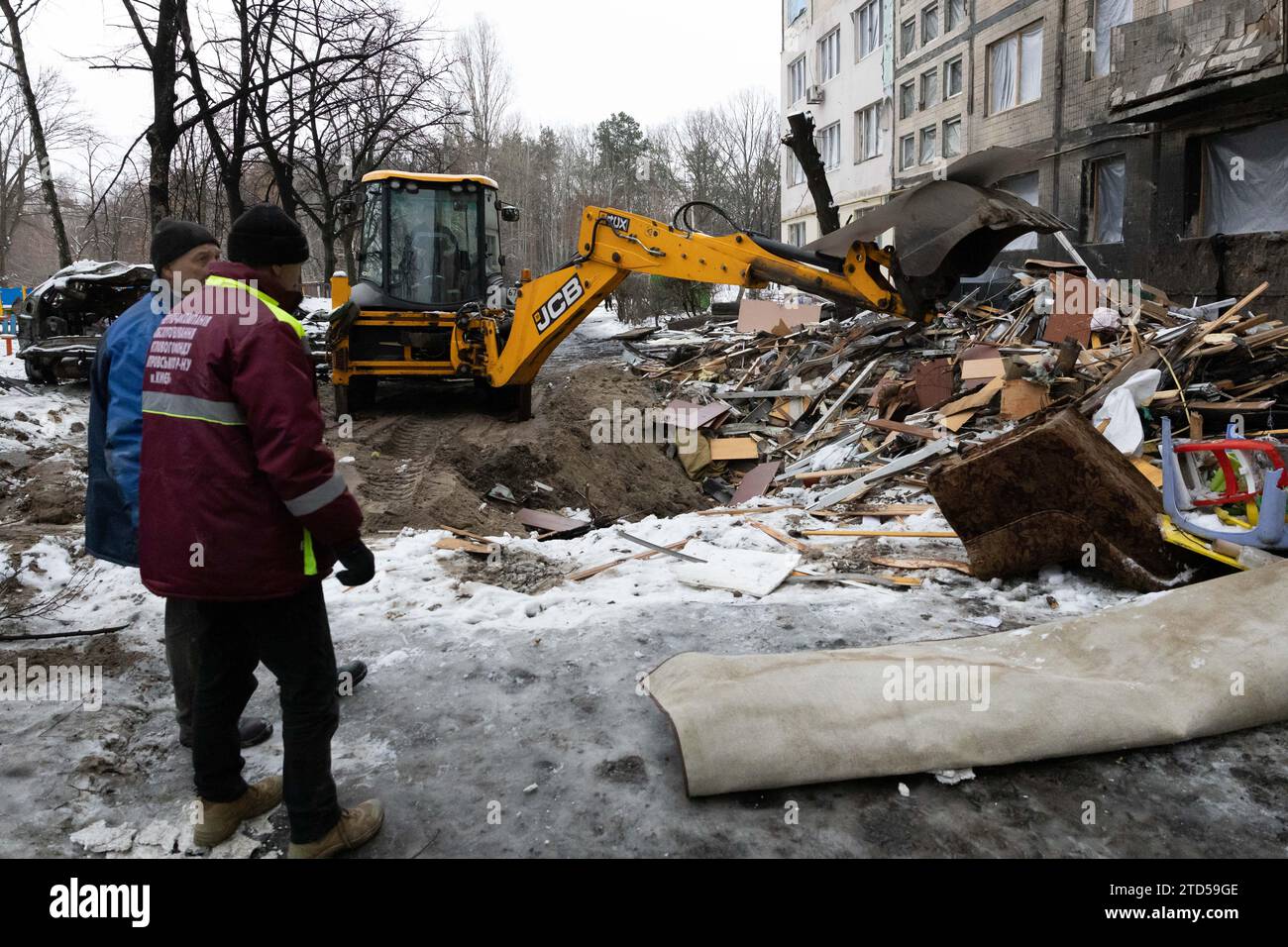 15 dicembre 2023, Kiev, Ucraina: I lavoratori comunali riempiono un cratere creato dall'esplosione di un missile balistico russo a Kiev. Almeno 53 persone sono rimaste ferite nelle prime ore del 13 dicembre a causa della caduta di detriti missilistici in diversi distretti della capitale Ucraina Kiev, dopo che i sistemi di difesa aerea hanno intercettato i missili balistici russi in arrivo. (Immagine di credito: © Oleksii Chumachenko/SOPA Images via ZUMA Press Wire) SOLO USO EDITORIALE! Non per USO commerciale! Foto Stock