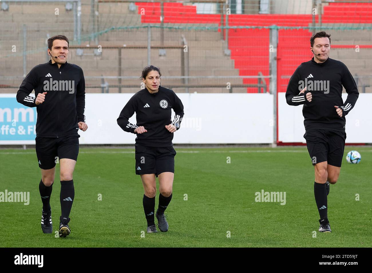 Schiedsrichtergespann vor dem Spiel, SpVgg Unterhaching vs. SC Preussen Muenster, Fussball, 3. Liga, 19 anni. Spieltag, Saison 23/24, 16.12.2023, LE NORMATIVE DFL VIETANO QUALSIASI USO DI FOTOGRAFIE COME SEQUENZE DI IMMAGINI, foto: Eibner-Pressefoto/Jenni Maul Foto Stock