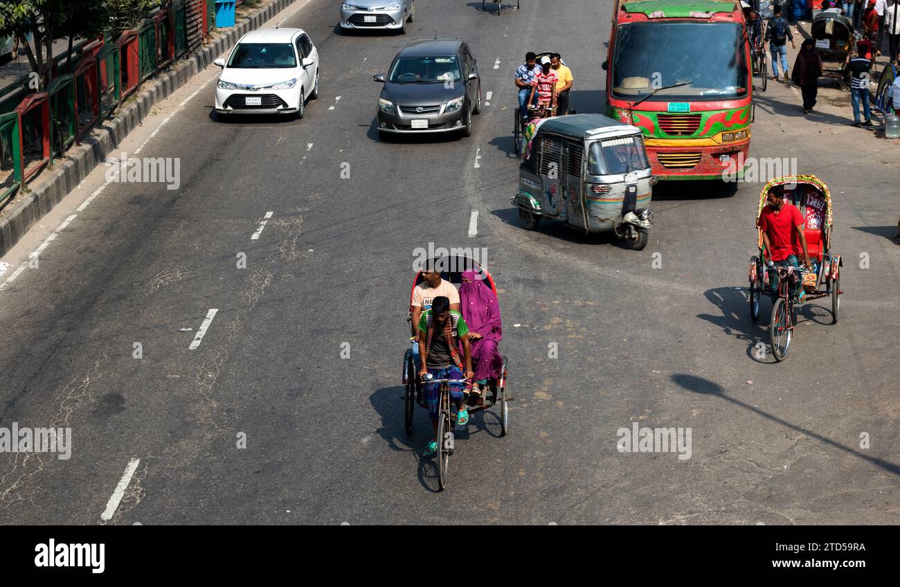 Asia meridionale, 17 ottobre 2022: Rickshaw trainato da un bengalese a Dacca, conosciuta come la capitale mondiale di Rickshaw. Trasporto locale, Dacca, Bangladesh Foto Stock