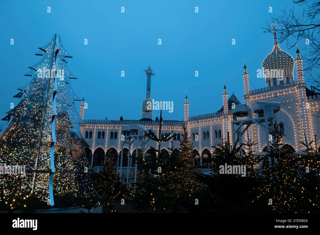 Il pubblico in visita osserva il fascino dei colori sempre mutevoli delle luci natalizie che decorano il Nimb Hotel and Restaurant Within Foto Stock