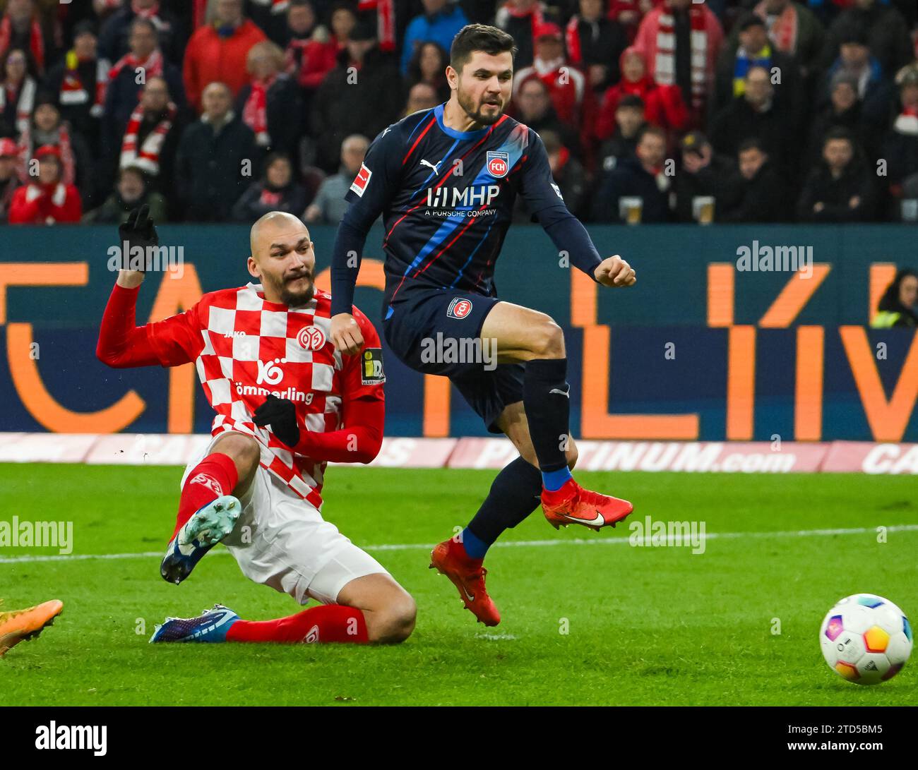 16 dicembre 2023, Renania-Palatinato, Magonza: Calcio: Bundesliga, FSV Mainz 05 - 1. FC Heidenheim, Matchday 15, Mewa Arena. Ludovic Ajorque di Mainz (l) in azione contro Marnon Busch di Heidenheim. Foto: Torsten Silz/dpa - NOTA IMPORTANTE: In conformità con le norme della DFL German Football League e della DFB German Football Association, è vietato utilizzare o utilizzare fotografie scattate nello stadio e/o della partita sotto forma di serie di immagini sequenziali e/o di foto simili a video. Foto Stock