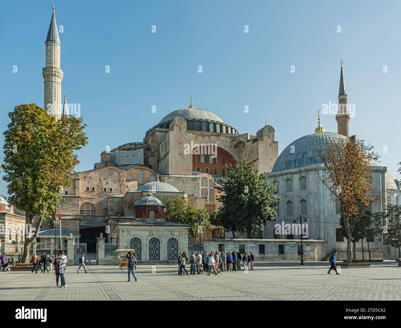 Un gruppo di turisti che si riuniscono di fronte a Hagia Sofia al mattino presto, Istanbul, Turchia, 8 ottobre 2013 Foto Stock