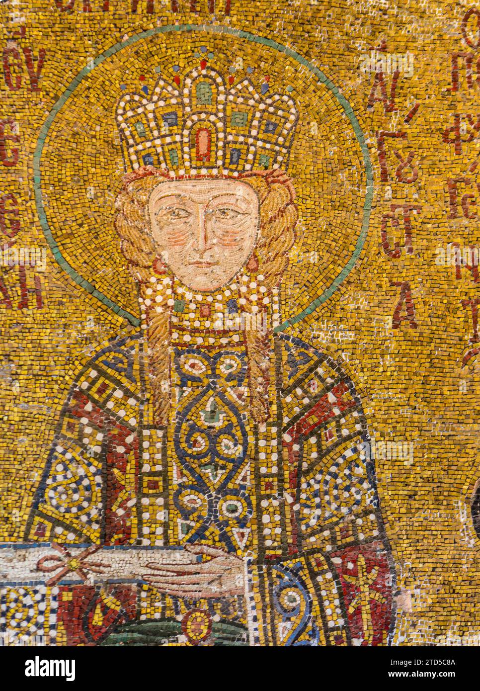 Mosaico di Irene d'Ungheria che indossa abiti cerimoniali e offre un documento a Hagia Sofia, Istanbul, 8 ottobre 2013 Foto Stock