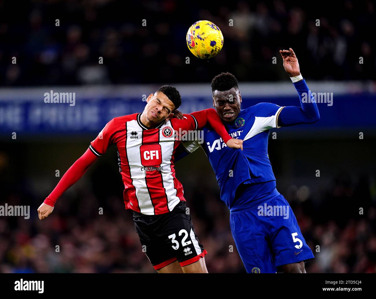 William Osula (a sinistra) dello Sheffield United e Benoit Badiashile del Chelsea si battono per il pallone durante la partita di Premier League a Stamford Bridge, Londra. Data immagine: Sabato 16 dicembre 2023. Foto Stock