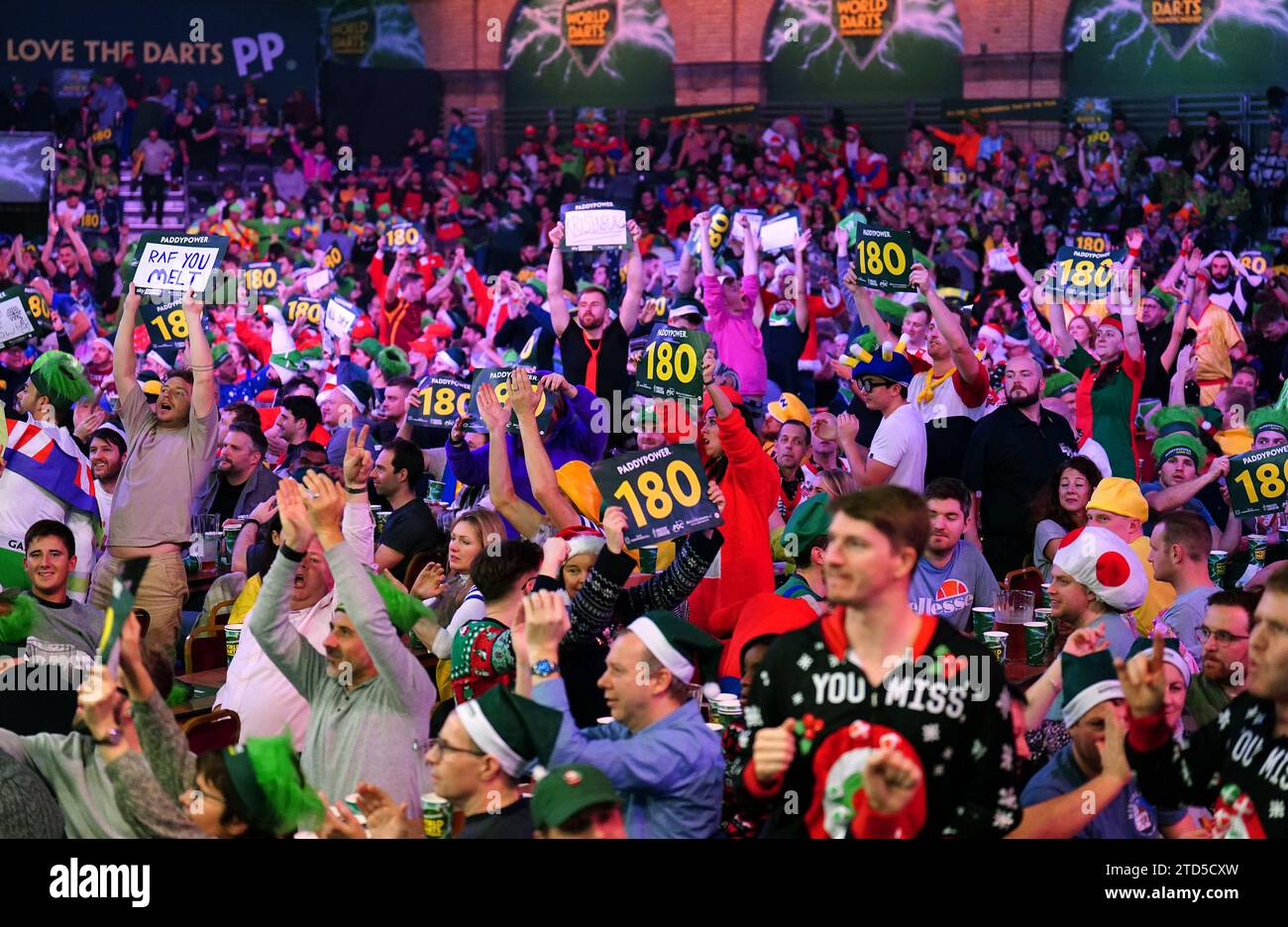 Una visione generale dei fan del secondo giorno del Paddy Power World Darts Championship all'Alexandra Palace, Londra. Data immagine: Sabato 16 dicembre 2023. Foto Stock