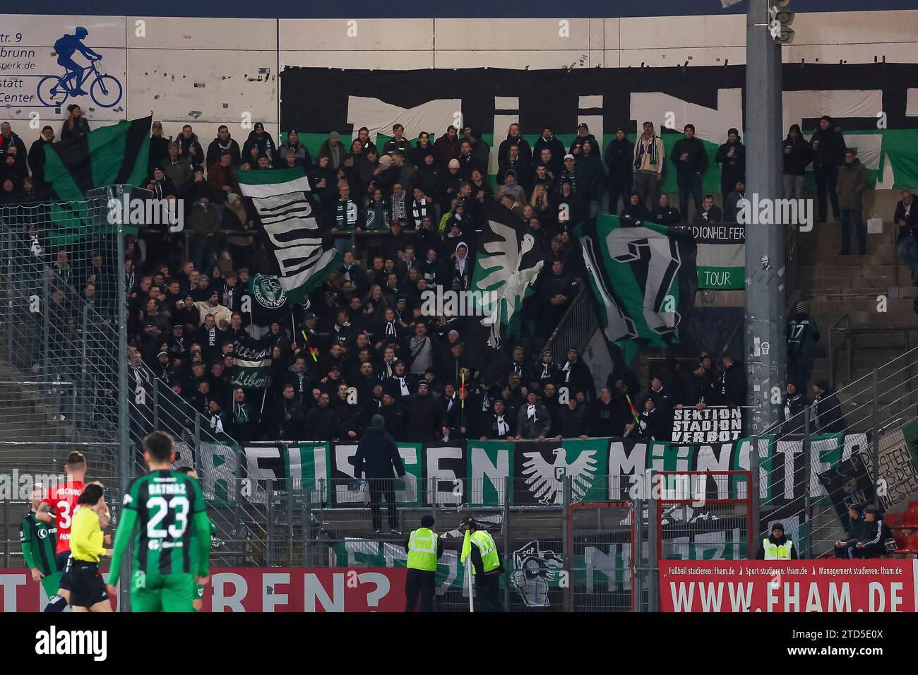 Fan, Fankurve Preussen Muenster, SpVgg Unterhaching vs. SC Preussen Muenster, Fussball, 3. Liga, 19 anni. Spieltag, Saison 23/24, 16.12.2023, LE NORMATIVE DFL VIETANO QUALSIASI USO DI FOTOGRAFIE COME SEQUENZE DI IMMAGINI, foto: Eibner-Pressefoto/Jenni Maul Foto Stock